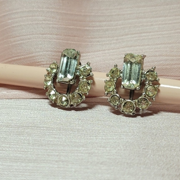 Jewelry - Rhinestone screw-back vintage earrings